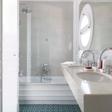 Magalean & Ξενοδοχείο 4*